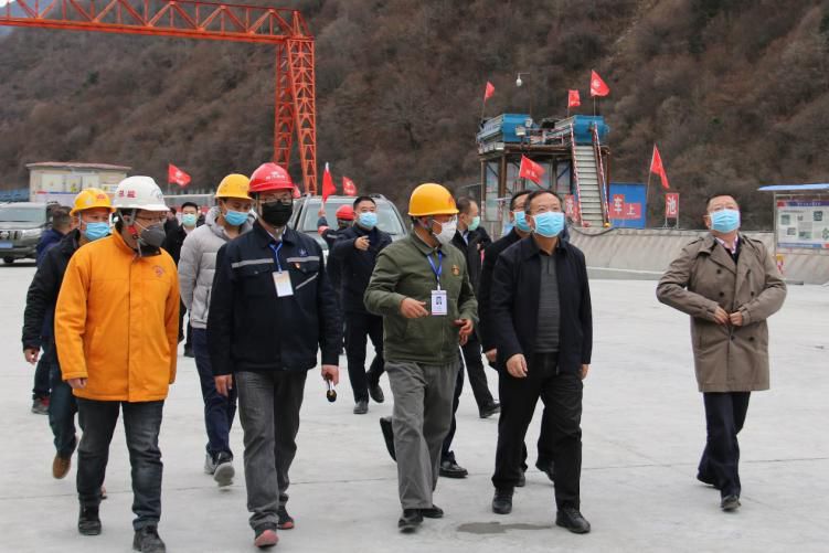 四川省副省長(zhǎng)、黨組成員楊洪波在九綿高速LJ9項(xiàng)目調(diào)研疫情防控和復(fù)工復(fù)產(chǎn)情況