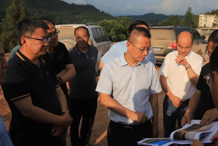 四川省交通運輸廳黨組成員、總工程師王茂奎到鎮(zhèn)廣高速王通段A1合同段調(diào)研