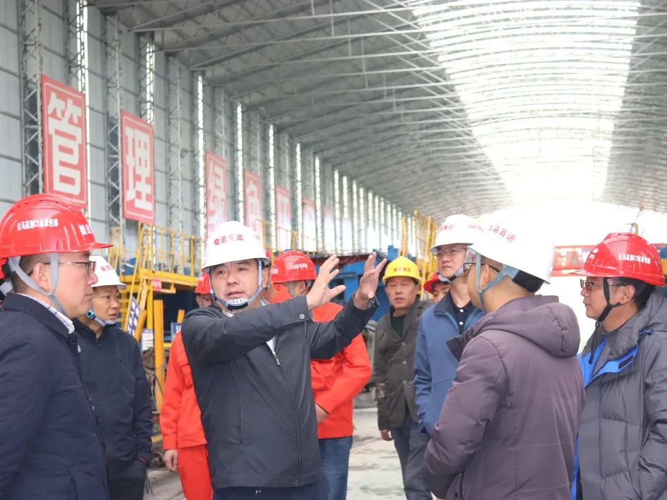 川交公司黨委副書記、董事、總經(jīng)理杜江林到久馬高速公路C1總承包項目檢查指導(dǎo)工作