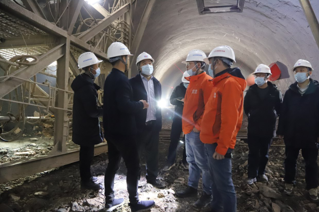 公司黨委副書記、董事、總經(jīng)理杜江林到漢巴南鐵路6標(biāo)項目指導(dǎo)檢查工作