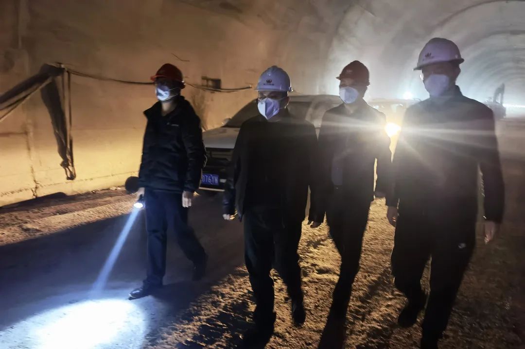 公司黨委副書記、職工董事、工會主席何澤中到省道410線朝天城區(qū)過境段項目檢查指導(dǎo)工作