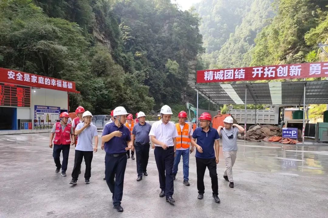 四川路橋黨委委員、紀委書記朱年紅赴宜金高速公路XJ6項目檢查指導工作