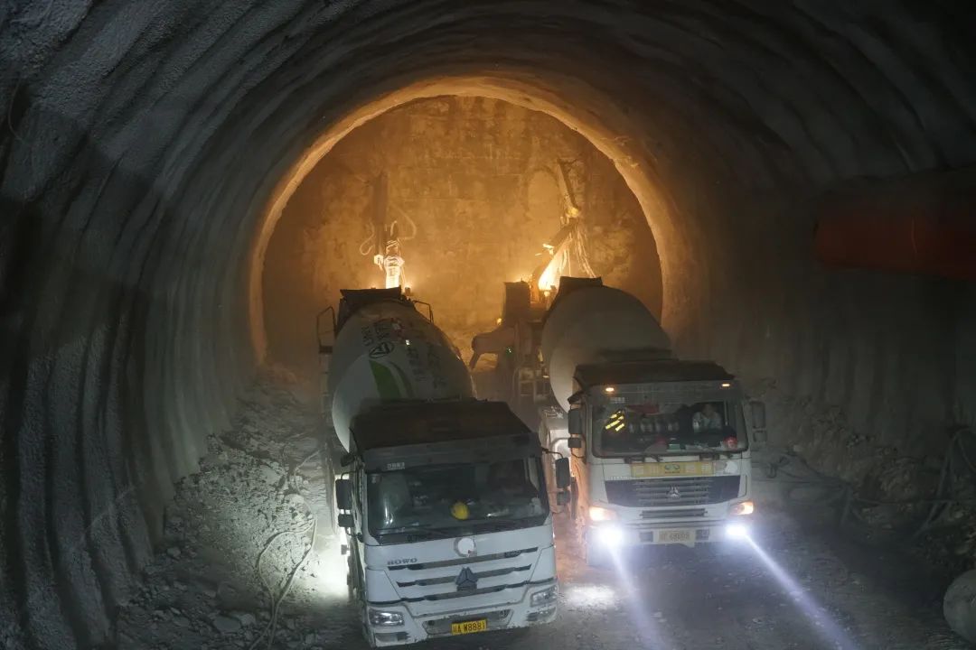 首次！寧攀高速ZCB1-7分部寧會(huì)隧道使用濕噴車雙機(jī)作業(yè)