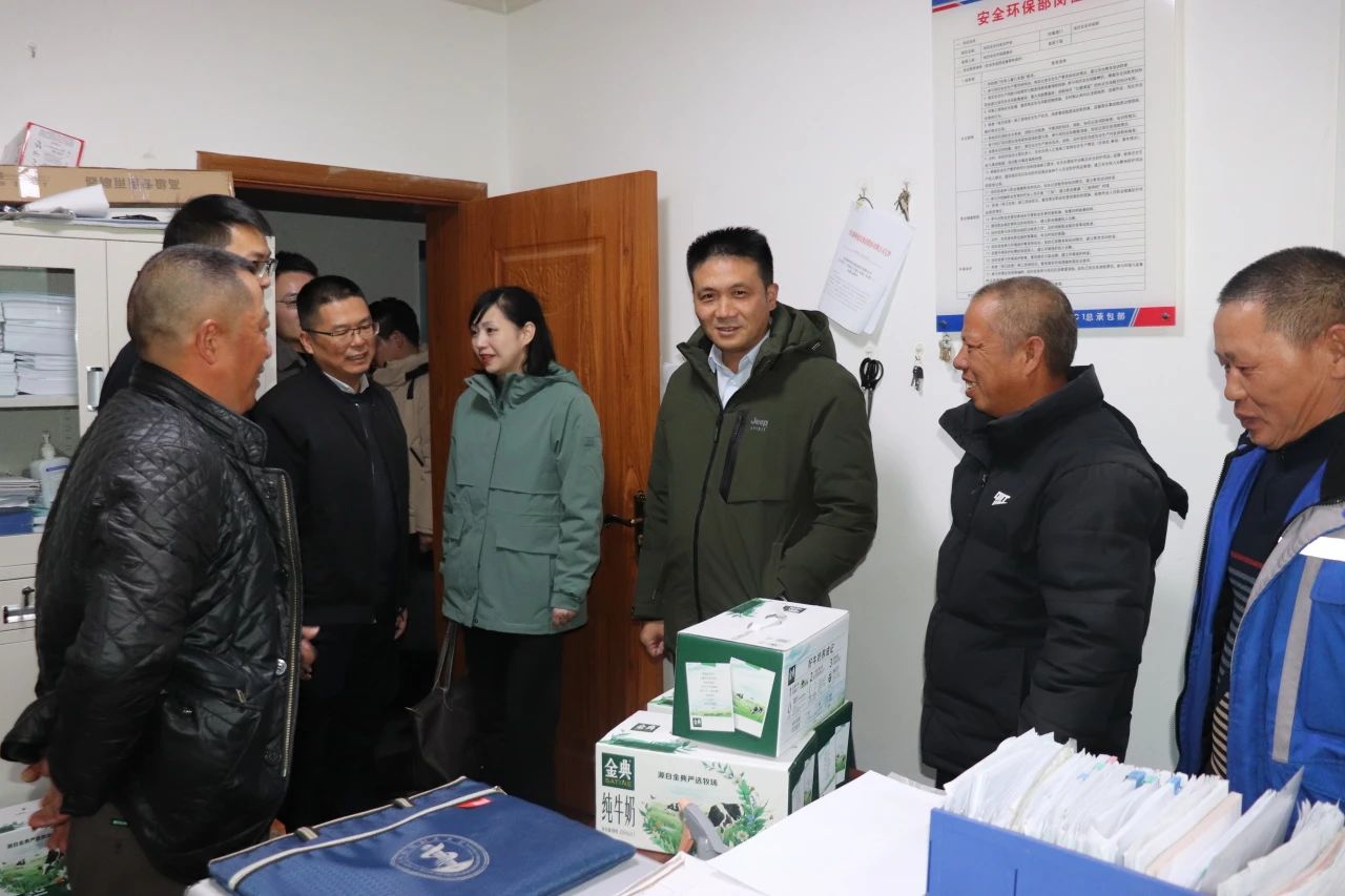 四川路橋黨委委員、董事、工會主席朱年紅赴川交公司項目一線開展“冬送溫暖”慰問活動