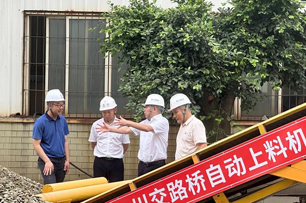 川交公司黨委書記、董事長(zhǎng)杜江林到S11線拌合站自動(dòng)上料系統(tǒng)疲勞實(shí)驗(yàn)現(xiàn)場(chǎng)指導(dǎo)工作