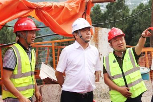 川交公司黨委書(shū)記、董事長(zhǎng)杜江林赴西昌至寧南高速公路ZCB2總承包部檢查指導(dǎo)工作