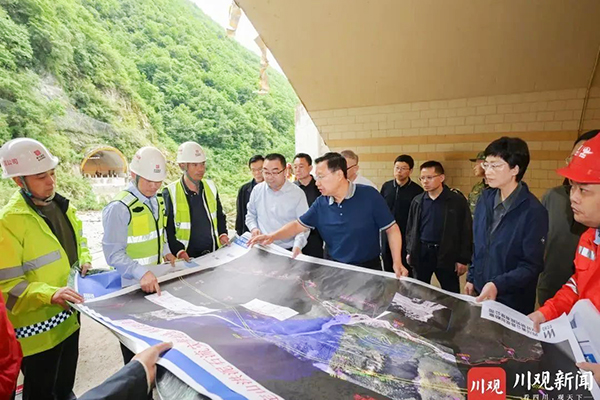 王曉暉施小琳現(xiàn)場指導(dǎo)康定姑咱“8·03”山洪泥石流災(zāi)害救援處置工作時強調(diào)：想一切辦法盡一切努力，千方百計搜救失聯(lián)人員