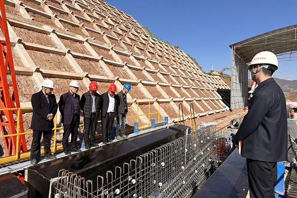 蜀道高速集團黨委委員、副總經(jīng)理鄭偉赴會祿高速ZCB1-1項目山區(qū)智慧梁場調(diào)研指導工作