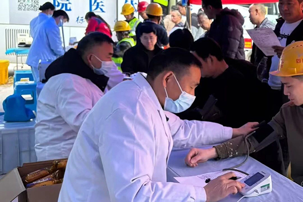 鹽亭經(jīng)開區(qū)項目“上門體檢”暖一線，為產(chǎn)業(yè)工人健康“保駕護航”