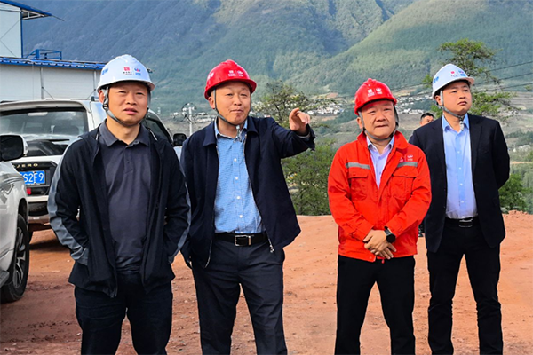 川交公司黨委副書(shū)記、董事、總經(jīng)理魯正偉深入西寧高速公路ZCB2總承包項(xiàng)目檢查指導(dǎo)工作