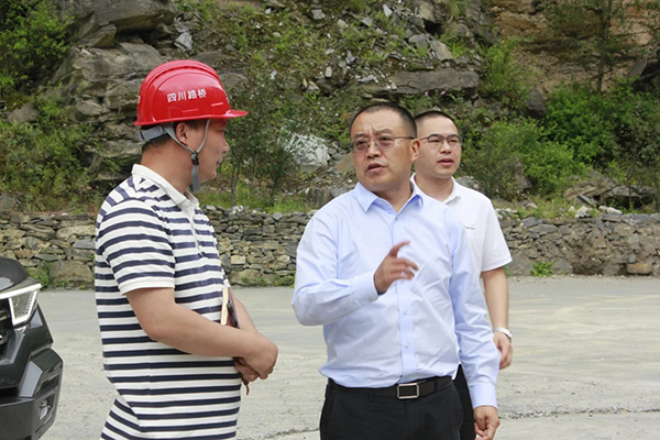 四川路橋黨委副書(shū)記、副董事長(zhǎng)、總經(jīng)理羊勇赴川汶高速TJ7項(xiàng)目檢查指導(dǎo)工作
