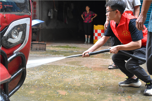 鎮(zhèn)廣高速CLM1項(xiàng)目黨支部火速馳援石橋鎮(zhèn)清淤