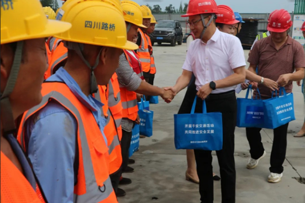 川交公司陸續(xù)開(kāi)展2025年 “夏送清涼” 慰問(wèn)活動(dòng)